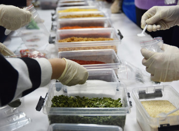 «Работаем, сестры»: 30 псковских хозяек объединились, чтобы готовить сухие супы и каши для участников СВО